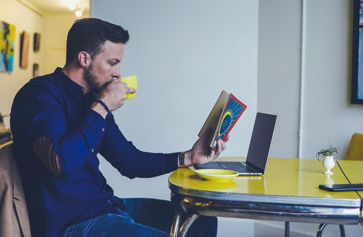 Lernumgebung mit verschiedenen Geräten für Mobile SEO Training